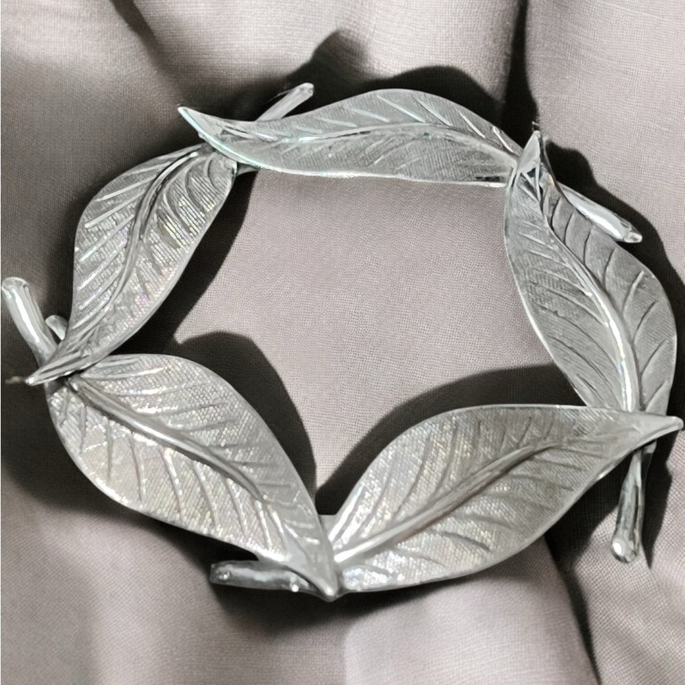 GORGEOUS Vintage Silvertone Wreath of Leaves Leaf Brooch Pin dated 1960s☑️